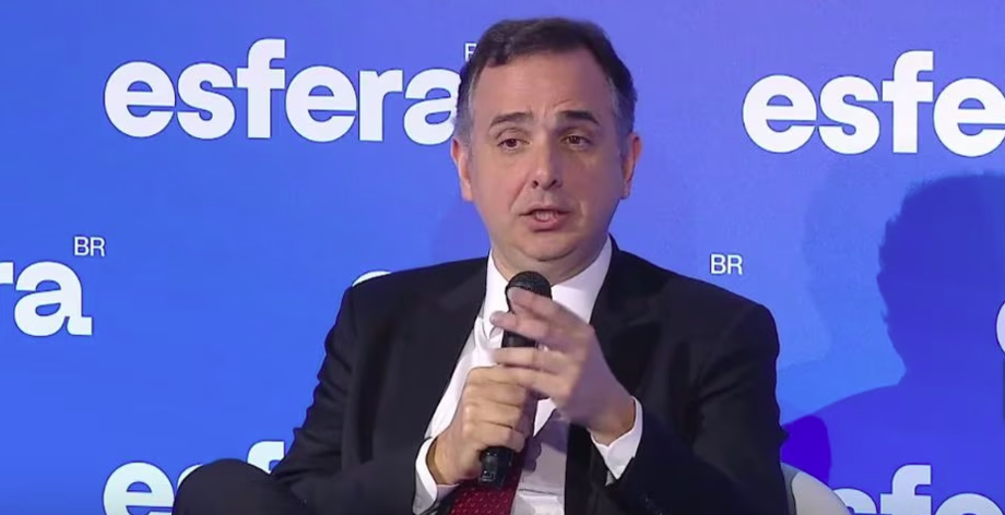 O presidente do Congresso, Rodrigo Pacheco, em debate promovido pelo Esfera Brasil, em Paris
