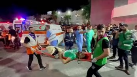 Ataque aéreo de Israel deixa 500 mortos em hospital de Gaza, diz Hamas