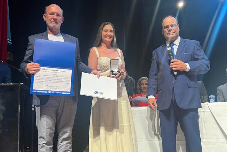 Maria Eduarda Pedrossian, neta do ex-governador de Mato Grosso Pedro Pedrossian, recebendo homenagem póstuma.