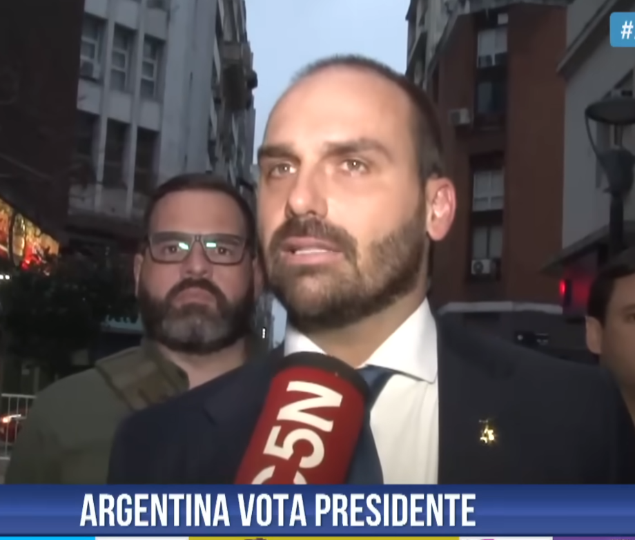 Eduardo Bolsonaro é ironizado em TV argentina ao defender armas: 'por isso tiraram o pai dele'