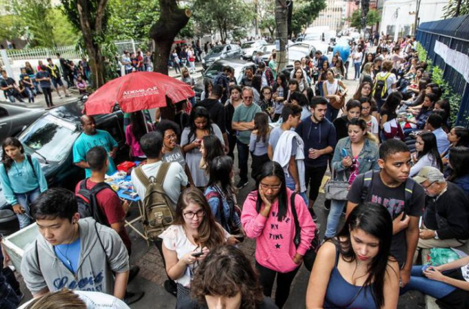 Candidatos aguardam abertura dos portões em um dos endereços de prova do Enem em São Paulo; Inep está analisando locais onde exame será aplicado em novembro