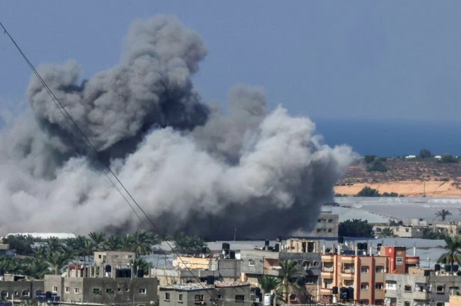 Fumaça cobre o horizonte após ataque aéreo de Israel contra Rafah, na parte sul da Faixa de Gaza