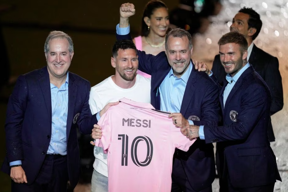 Jorge Mas (esq.) ao lado de Messi e Beckham (dir.) durante a apresentação do craque argentino.