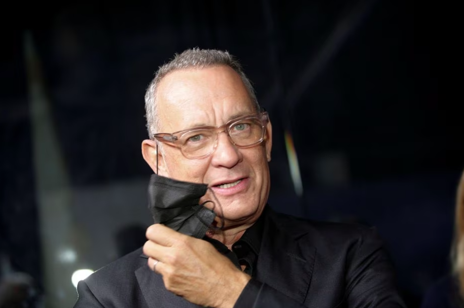 Tom Hanks faz alerta sobre anúncio.