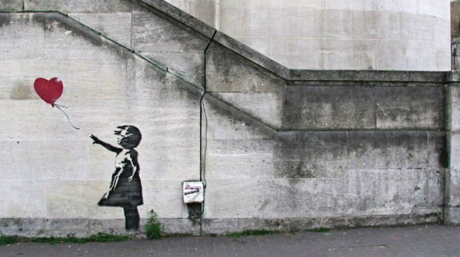 A garota segurando o balão é, possivelmente, a imagem mais icônica do artista britânico Banksy. Ela já foi reproduzida em larga escala pelo mundo e virou um dos símbolos de sua arte.