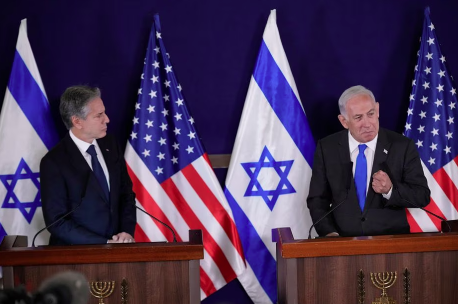 O secretário de Estado dos EUA, Antony Blinken, conversa com o primeiro-ministro de Israel, Binyamin Netanyahu, em Tel Aviv, Israel.