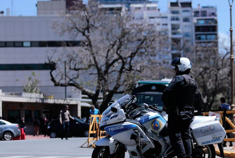 Policiais fazem guarda nas proximidades da embaixada dos Estados Unidos, em Buenos Aires, após ameaça. Sede não chegou a ser esvaziada.