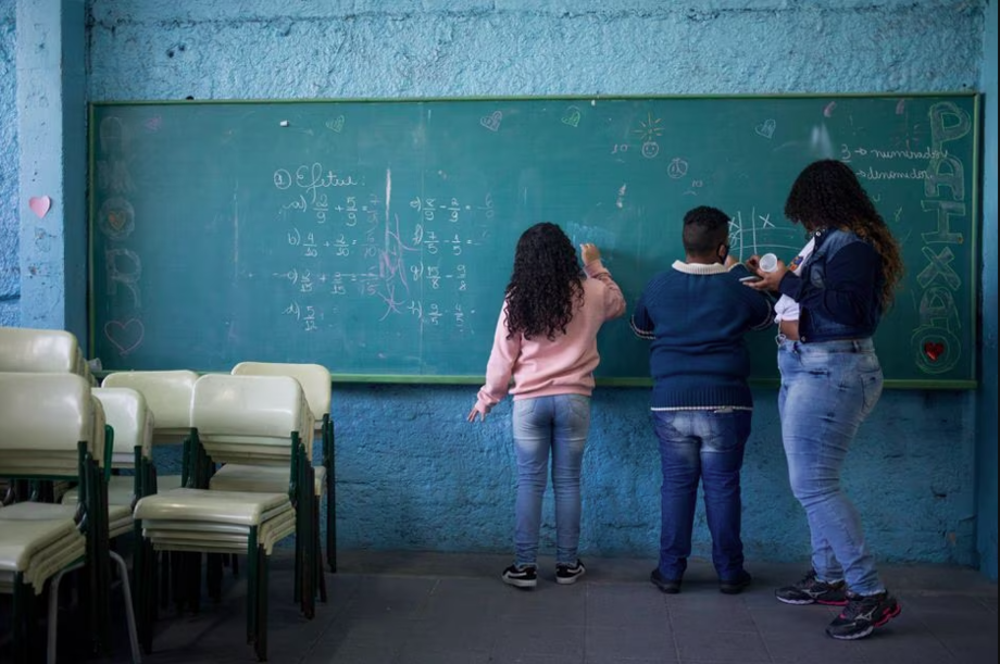 O Saeb é a principal avaliação de educação do Brasil e é realizado desde 1990. De acordo com o Inep, a avaliação em larga escala oferece subsídios para a elaboração, o monitoramento e o aprimoramento de políticas educacionais