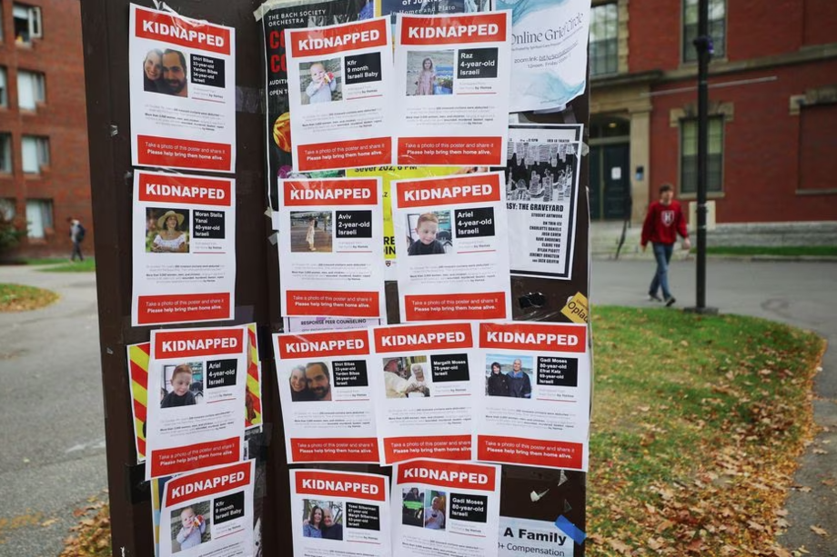 Cartazes com fotos de cidadãos israelenses sequestrados na Universidade de Harvard, nos Estados Unidos.