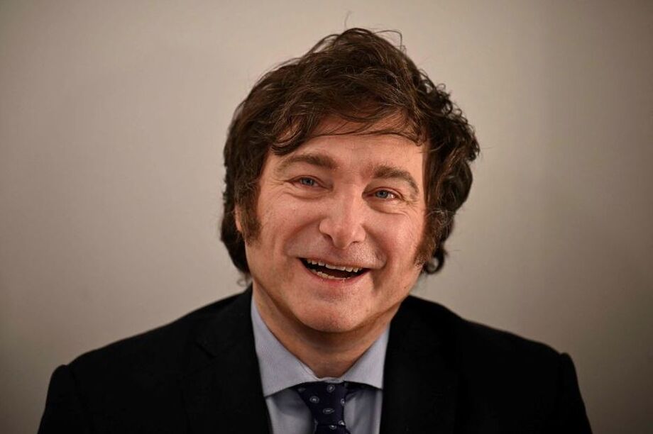 O deputado e presidenciável argentino, Javier Milei, durante entrevista à TV local em Buenos Aires