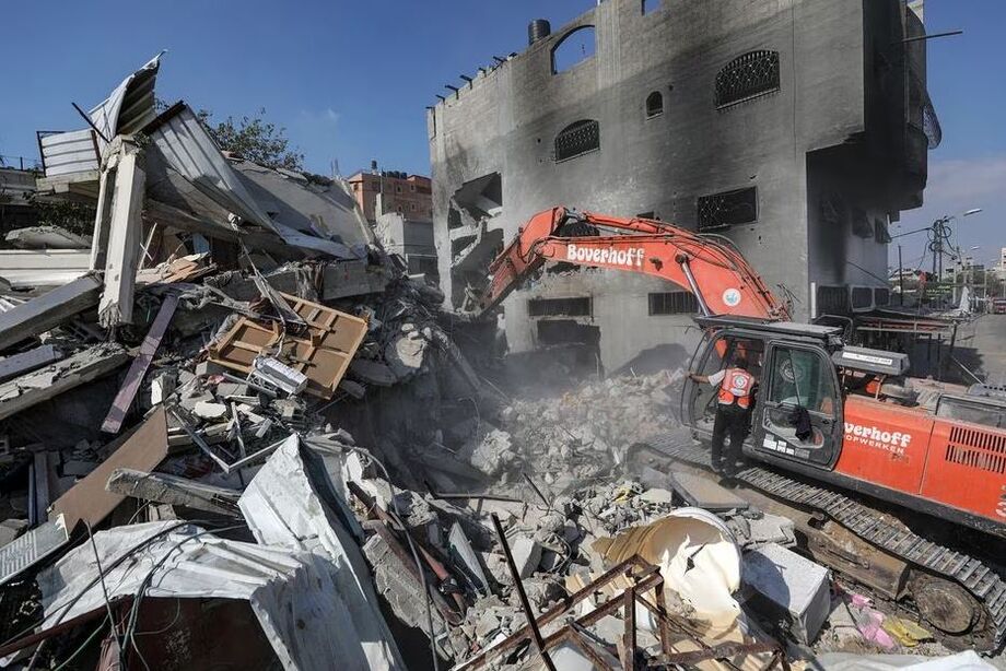 Palestinos procuram vítimas e sobreviventes em região bombardeada na Faixa de Gaza nesta segunda-feira, 16