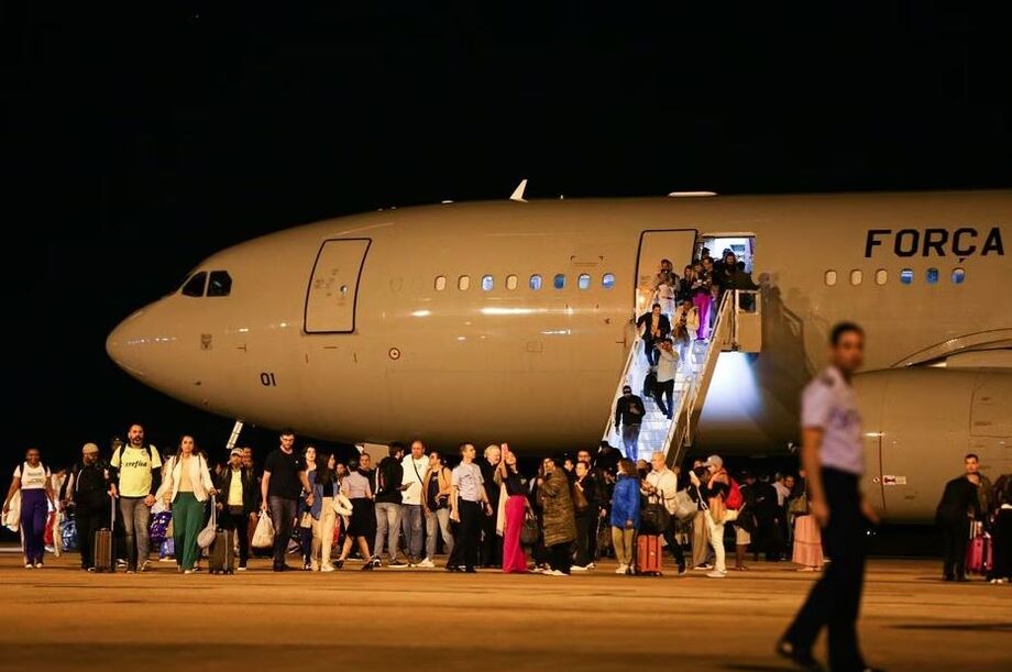 Primeiro avião enviado pela FAB para resgate dos brasileiros em Israel chegou a Brasília na madrugada do dia 11
