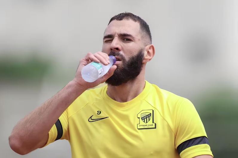 Benzema nega vínculo com grupo islâmico e estuda processar ministro francês que o acusou