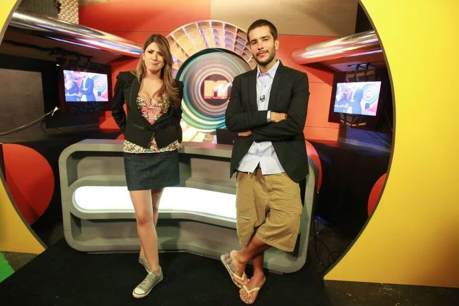 Dani Calabresa e Bento Ribeiro eram apresentadores do Furo MTV, um jornalístico da emissora, que unia humor e informações