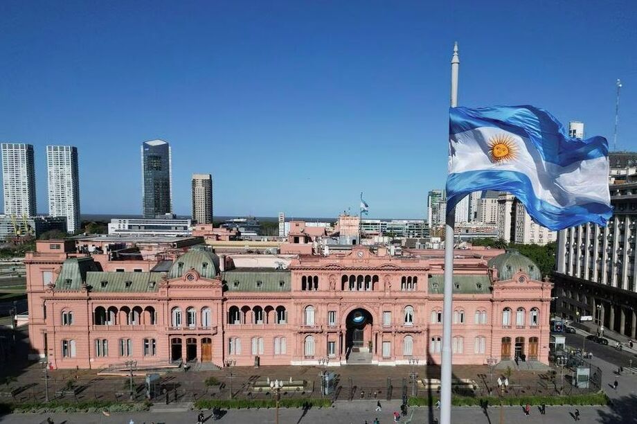 A bandeira nacional da Argentina é hasteada em frente ao Palácio Presidencial Casa Rosada, em Buenos Aires, em 17 de outubro de 2023