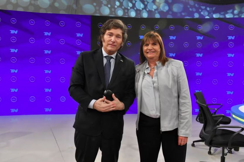 Javier Milei e Patricia Bullrich posam juntos após participação em programa de TV na Argentina