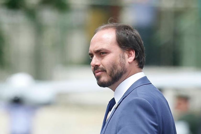 Carlos Bolsonaro recorreu à Justiça Federal para tentar reaver o porte de arma