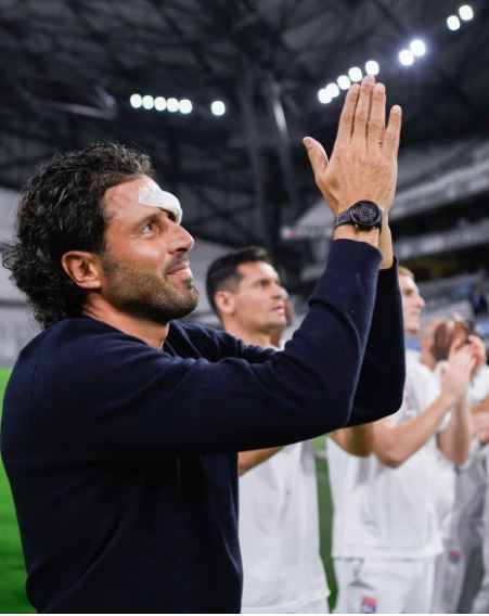 Com curativo no rosto, Fabio Grosso levou o elenco e a comissão técnica para saudar torcedores do Lyon que seguiram no estádio