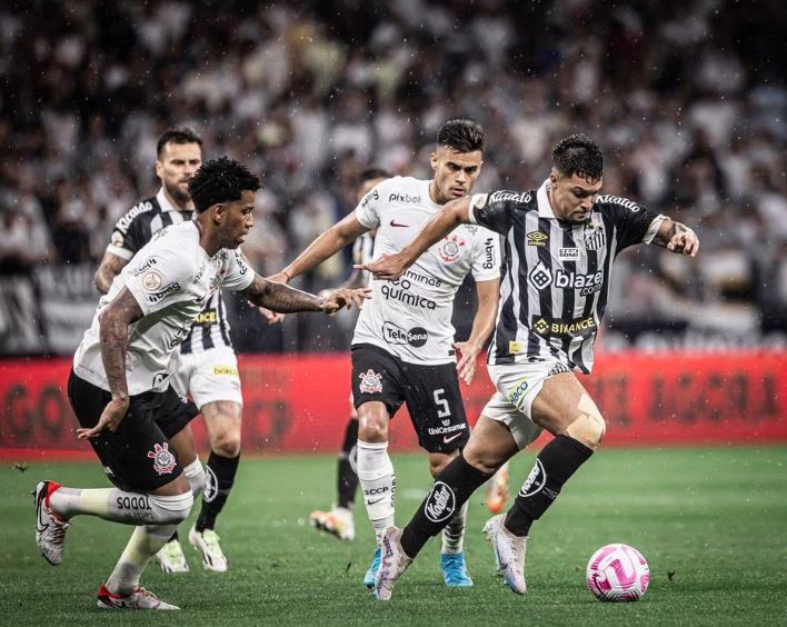 Marcos Leonardo tenta fugir da marcação de Gil no clássico entre Corinthians e Santos