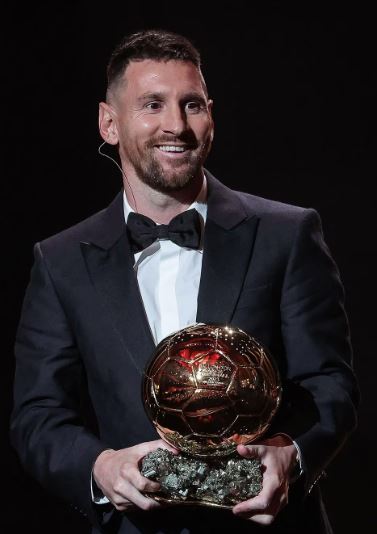 Lionel Messi recebeu sua oitava Bola de Ouro nesta segunda-feira