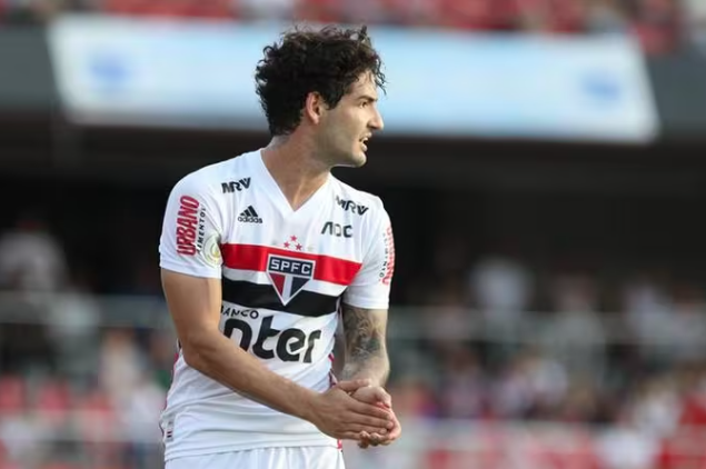 Pato viaja com o São Paulo para o Rio após três jogos sem entrar na lista de relacionados