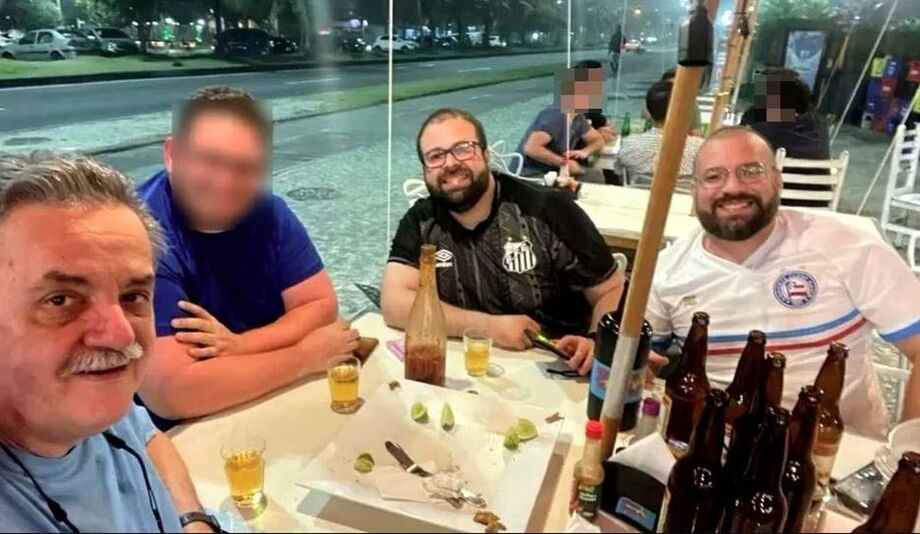Quatro médicos foram atacados quando estavam em quiosque na Barra da Tijuca; três morreram no local e um foi socorrido