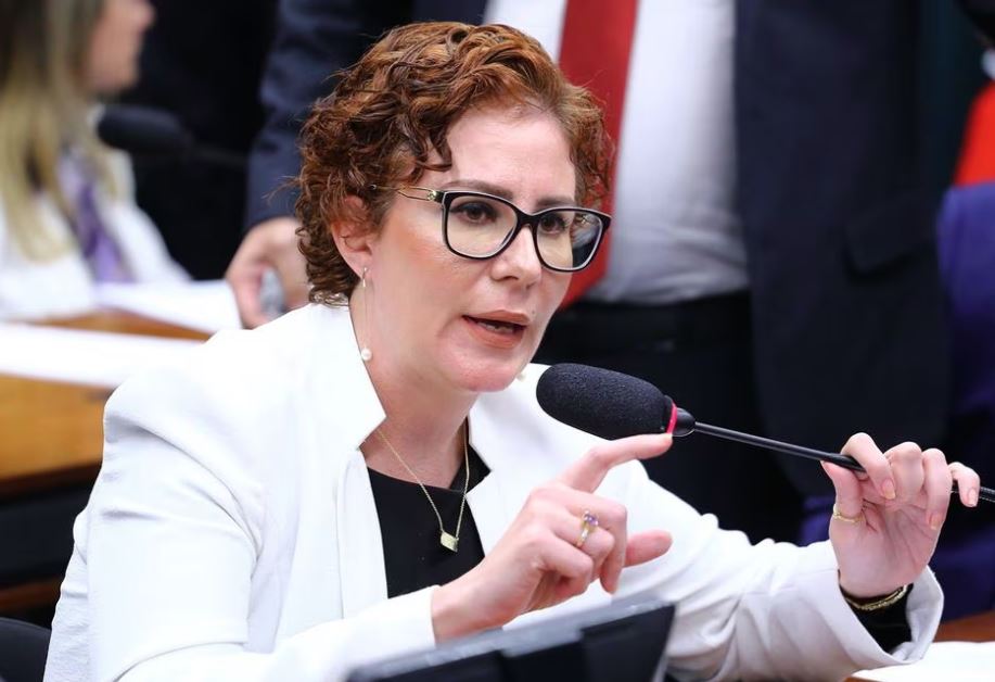 A deputada Carla Zambelli trocou ofensas com Lindbergh Farias após ser chamada de 'terrorista'