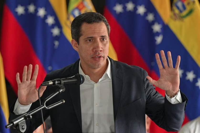 Juan Guaidó fala com a imprensa em Caracas durante o governo paralelo que liderou na Venezuela