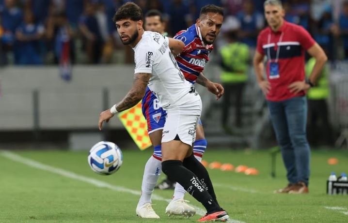Bruno Pacheco e Yuri Alberto disputam jogada na Arena Castelão