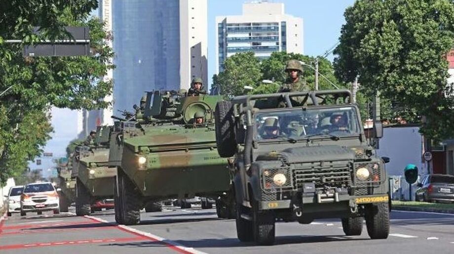 Tanques do Exército e da Marinha em Vitória