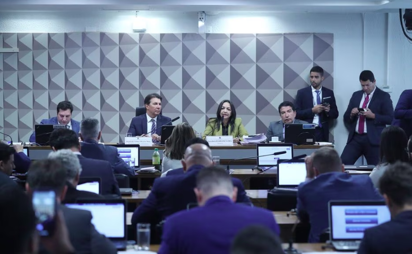 Texto protocolado pela oposição teve o seu resumo lido após a apresentação do relatório final da CPMI do 8 de Janeiro, nesta terça, 17