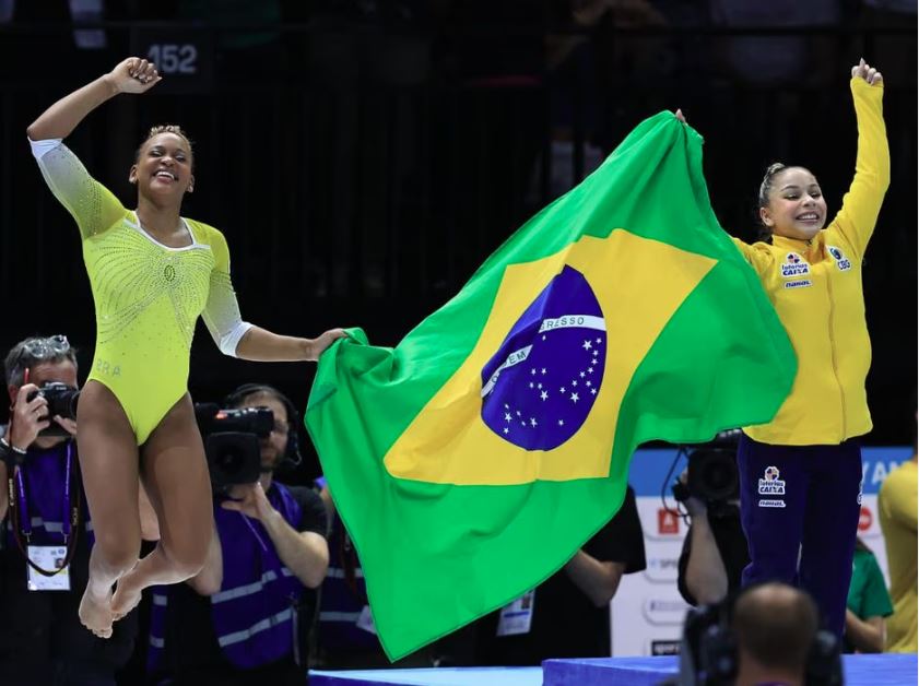 Rebeca Andrade e Flávia Saraiva fazem dobradinha no pódio do solo