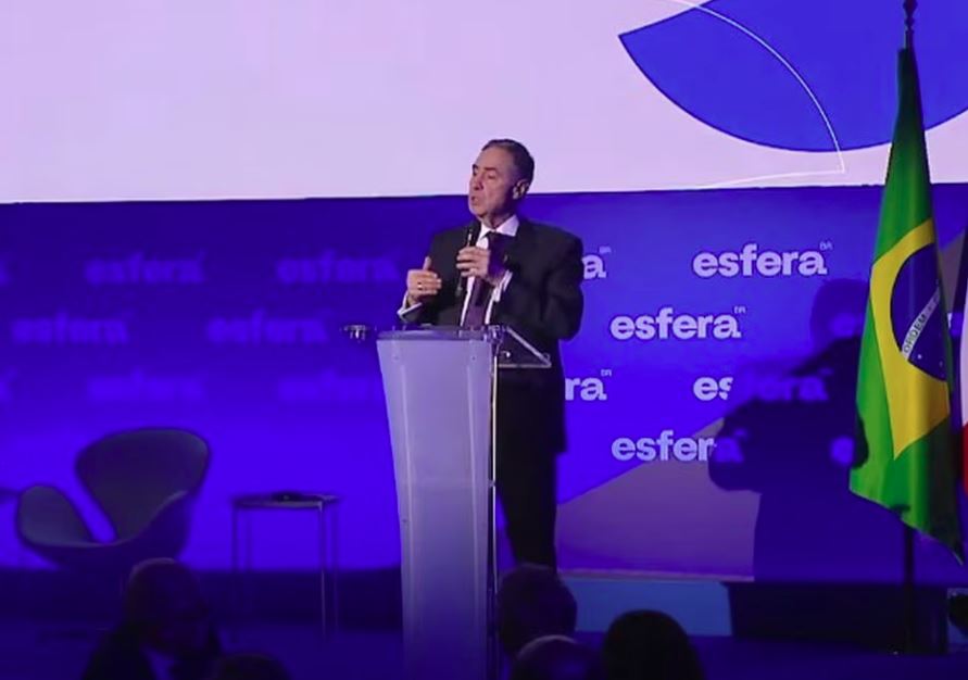 Ministro do STF Luís Roberto Barroso durante evento de empresários em Paris
