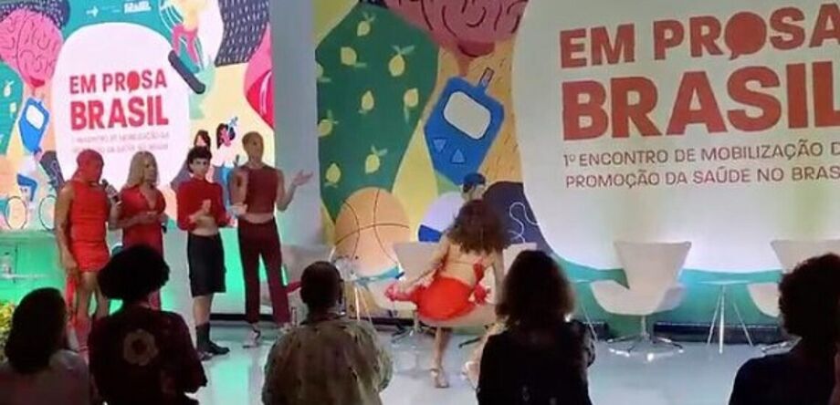 Dança erótica em evento do Ministério da Saúde é criticada pela oposição.