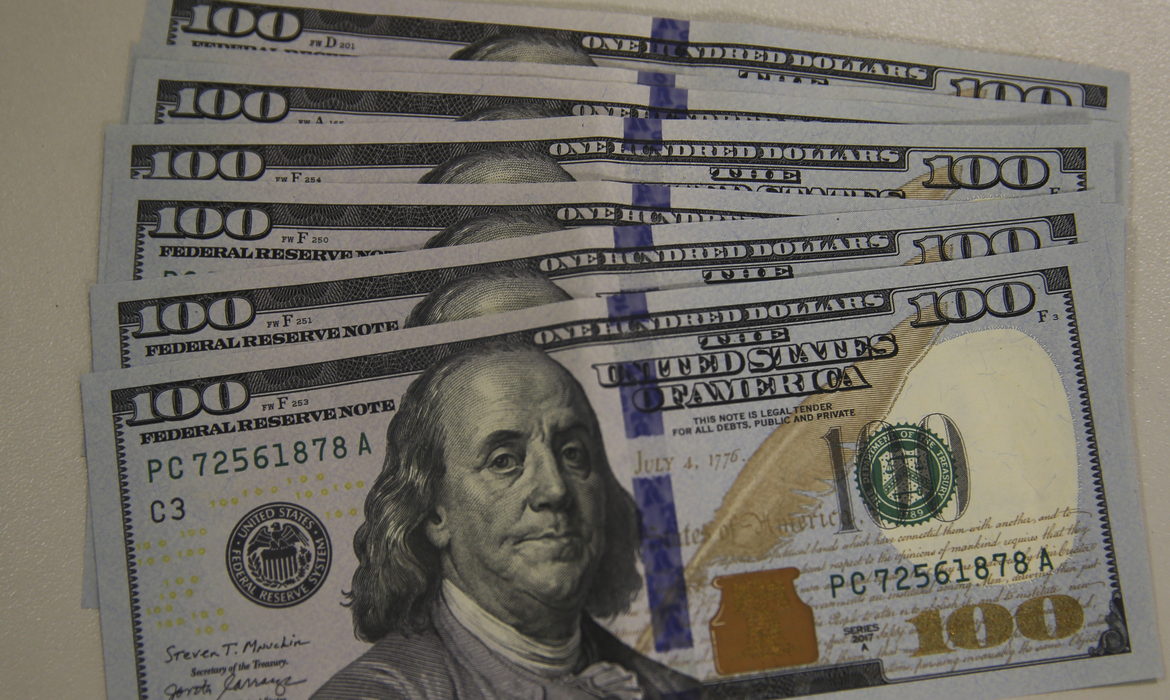 Dólar recua ante pares com Powell e tarifas no radar