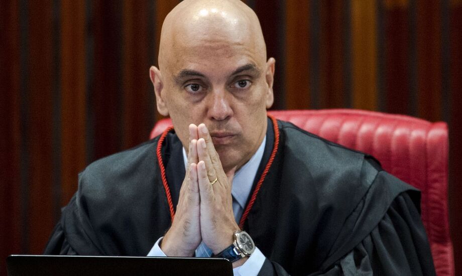 No entanto, não houve consenso para as penas arbitradas por Moraes e a decisão do magistrado foi modificada pela primeira vez, com redução de seis meses para cada condenado.