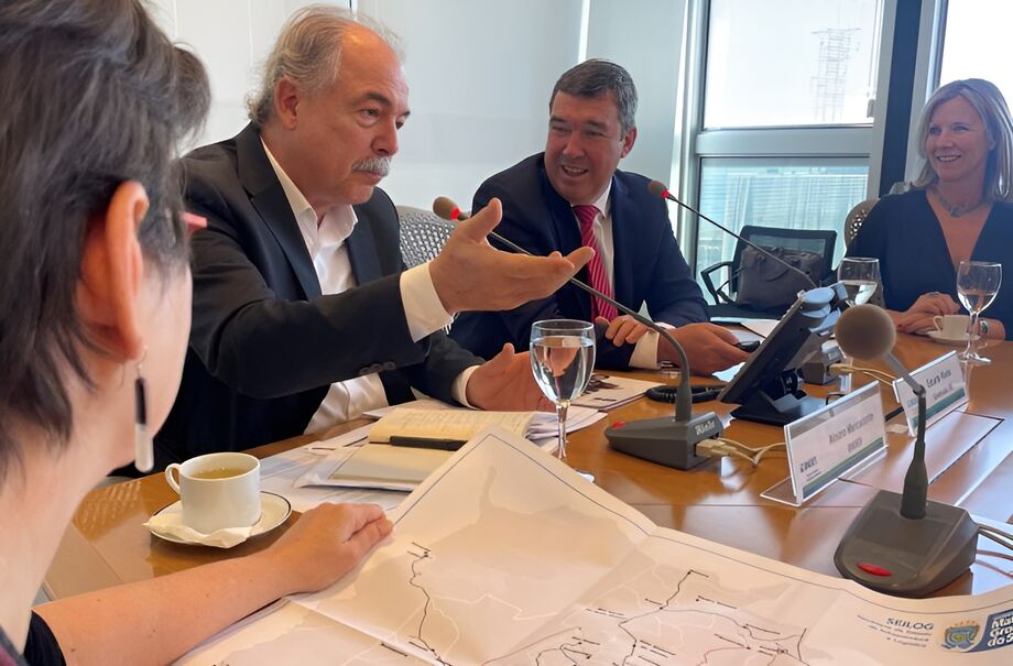 O governador Eduardo Riedel se reuniu segunda-feira (23) com o presidente do BNDES (Banco Nacional de Desenvolvimento Econômico e Social), Aloísio Mercadante