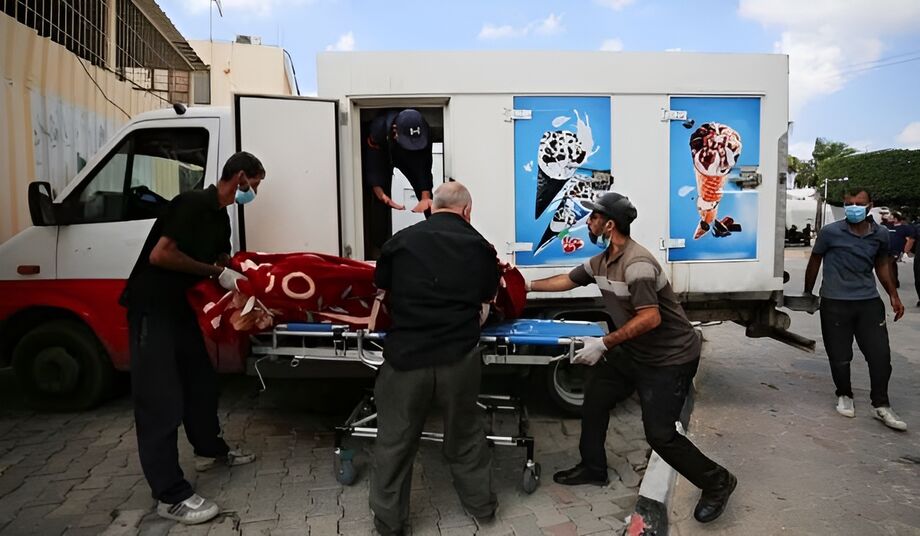 Pessoas carregam o corpo de um civil palestino, que foi morto em um ataque aéreo israelense, de um caminhão de sorvete onde foi guardado, enquanto os necrotérios dos hospitais estão lotados na Faixa de Gaza