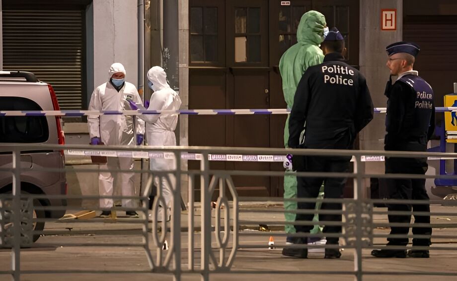 Policiais belgas e peritos trabalham sob um cordão de isolamento no local de um tiroteio em Bruxelas, Bélgica, em 16 de outubro de 2023