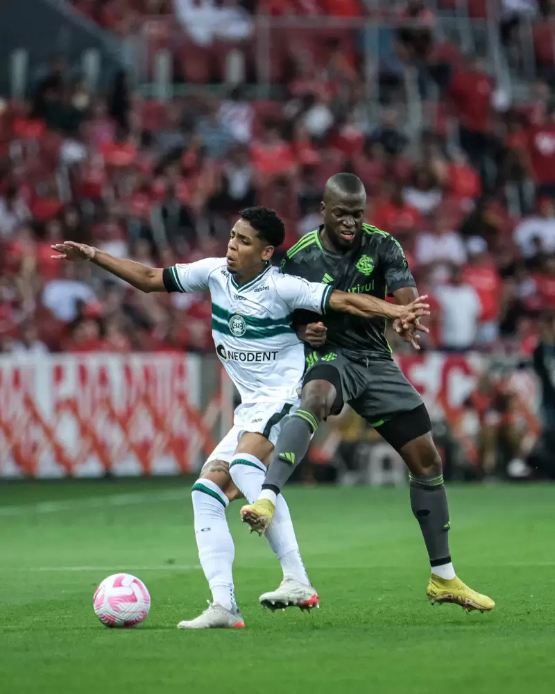 Inter perde para Coritiba em jogo com 4 pênaltis e expulsão mais rápida do Brasileirão