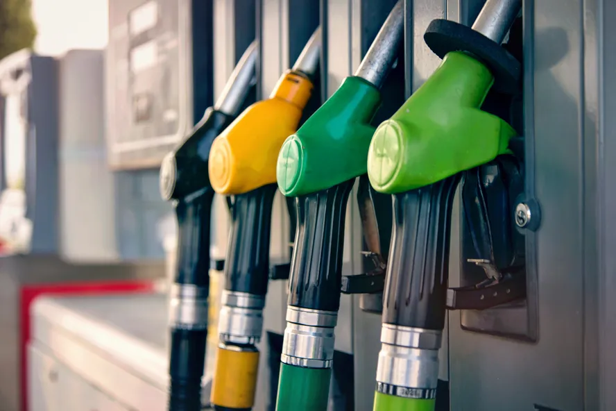 Preço da gasolina cai 0,51% nos postos após reajuste anunciado pela Petrobras, mostra IPTL