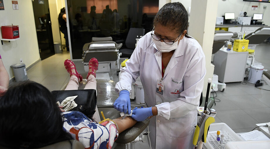 Senhora doa sangue no Hemosul
