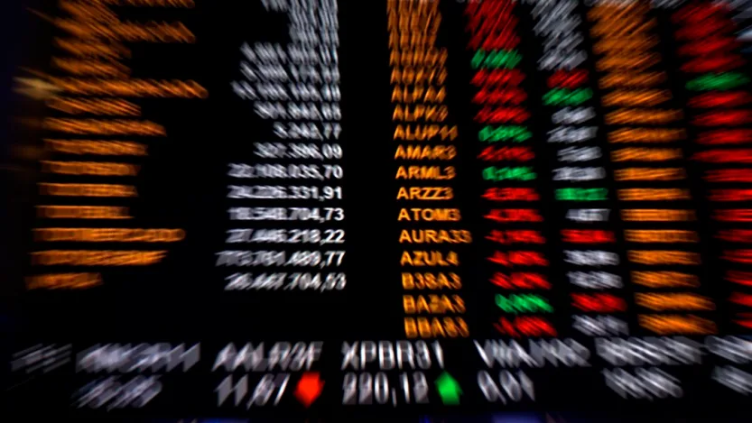 Ibovespa volta a flutuar após perda de fôlego; setor bancário preocupa com tensão Brasil-EUA.