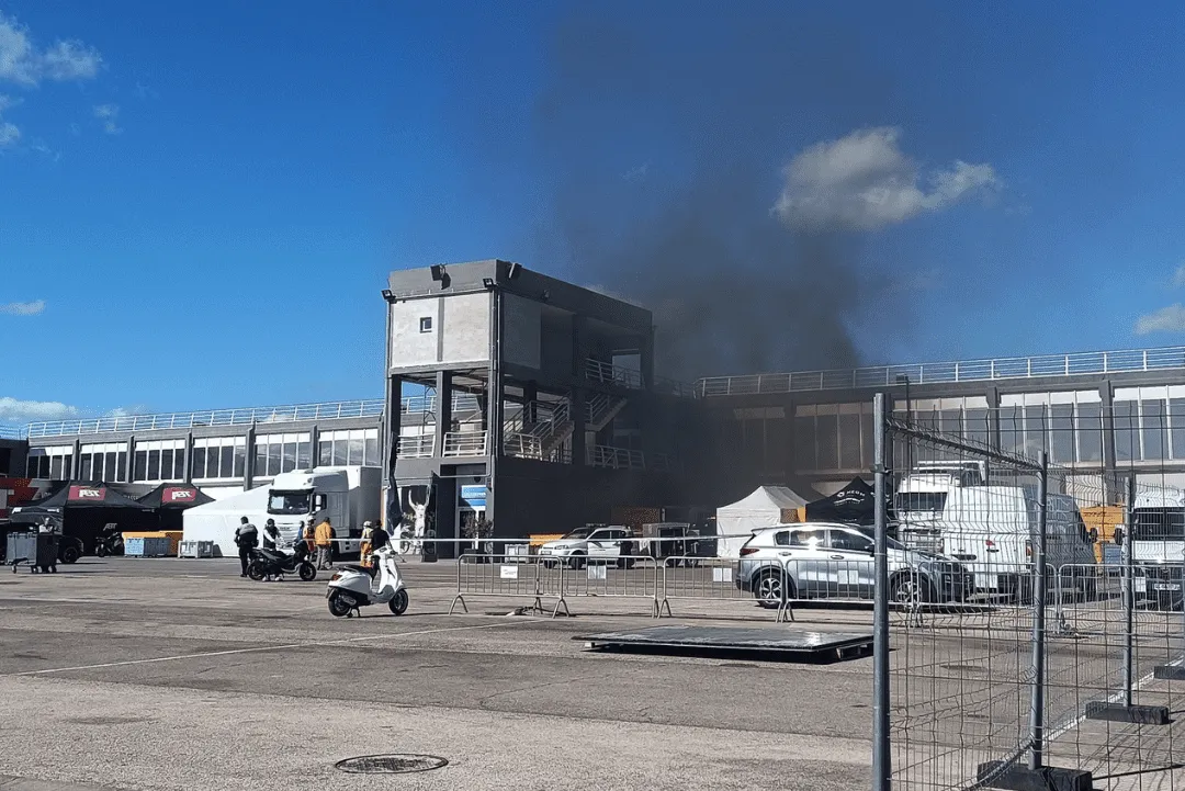 Um incêndio no Circuito Ricardo Tormo, em Valência, na Espanha
