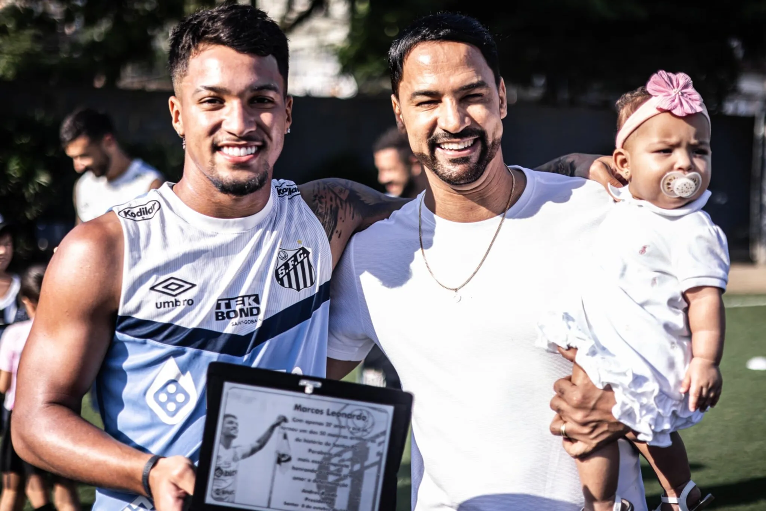 Marcos Leonardo e Camacho recebem homenagem no CT do Santos