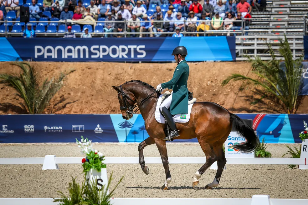 Filho de Hortência, João Victor conquista a prata no hipismo adestramento do Pan de Santiago