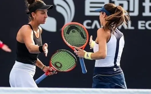 Luisa Stefani e Ingrid Martins superam favoritas e vão às semifinais em Pequim