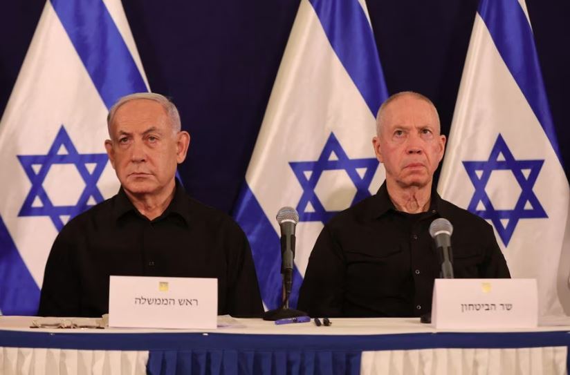 O primeiro-ministro de Israel, Binyamin Netanyahu, e o ministro da Defesa, Yoav Gallant, participam de coletiva de imprensa, em Tel Aviv, Israel