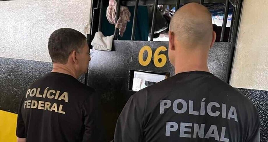 Policial penal e agente da PF em cela da PED onde foi cumprido mandado de busca