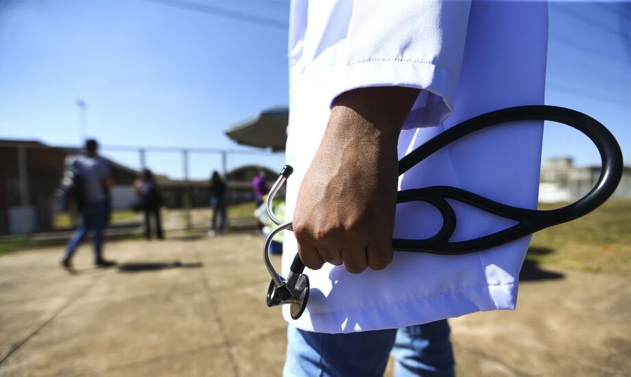 Inep abre inscrições para médicos elaboradores e revisores do Revalida e Enamed; prazo vai até 31 de outubro.